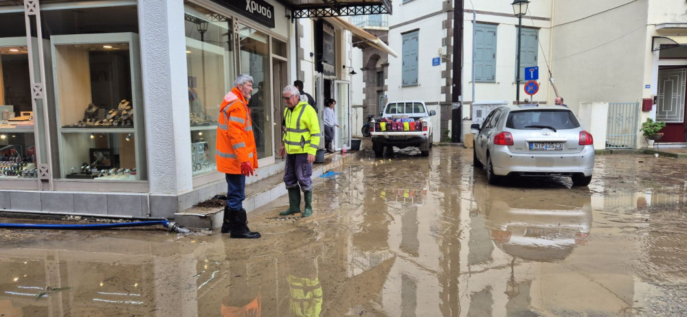 Λήμνος: σοβαρές ζημιές στη Μύρινα από τη σφοδρή κακοκαιρία - Πλημμύρισαν δρόμοι και καταστήματα (video)