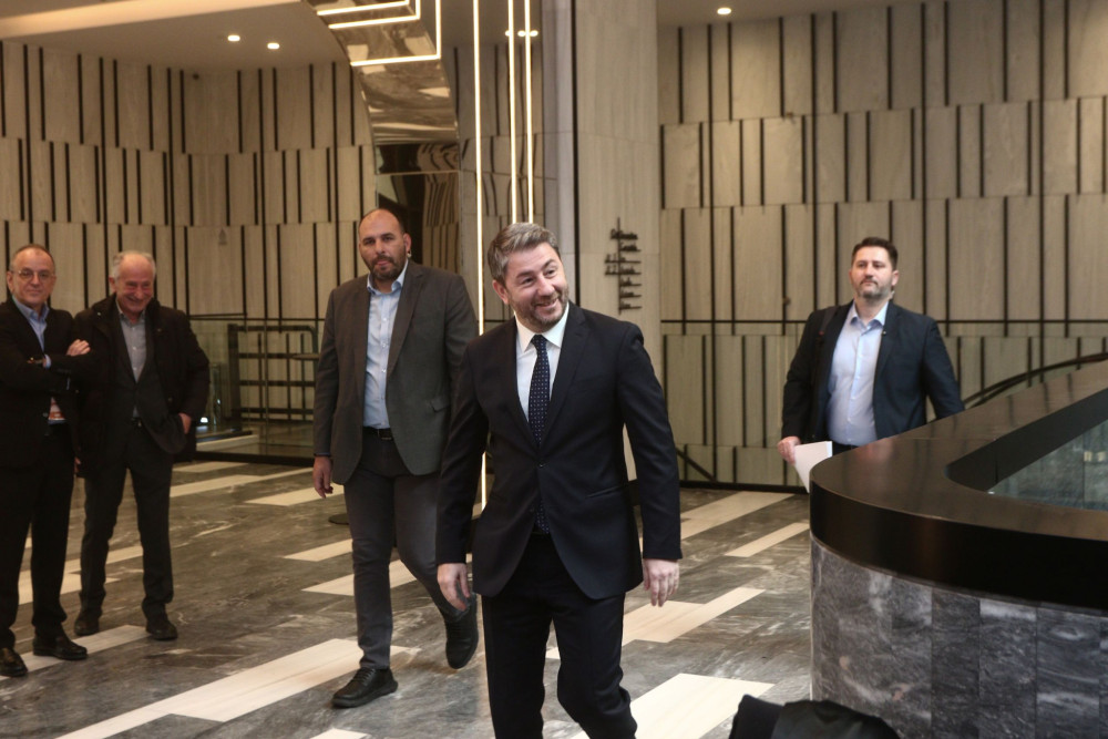 Το ΠΑΣΟΚ ως… kinder έκπληξη: οι άγνωστες «προοδευτικές δυνάμεις» και η επομένη των εκλογών