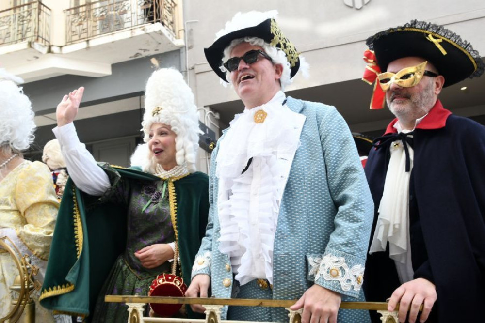 Πάτρα: κορυφώνεται το καρναβάλι με 50.000 συμμετοχές και φαντασμαγορικές παρελάσεις