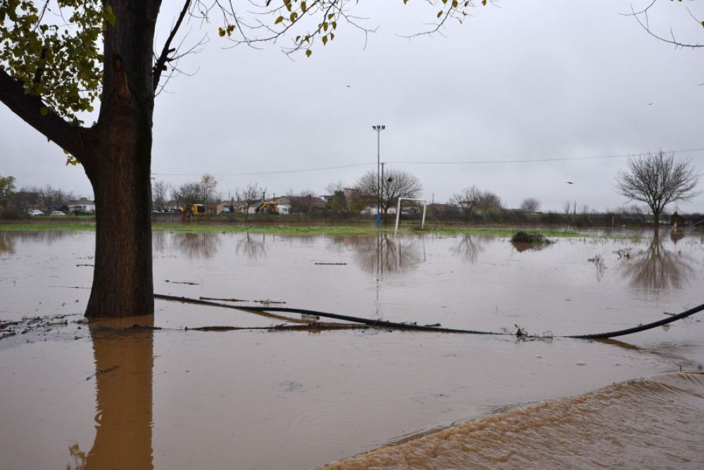 Στο έλεος της κακοκαιρίας ο Αγιόκαμπος - Ορμητικά νερά κατέστρεψαν επιχειρήσεις, δρόμοι έγιναν ένα με τη θάλασσα (video)