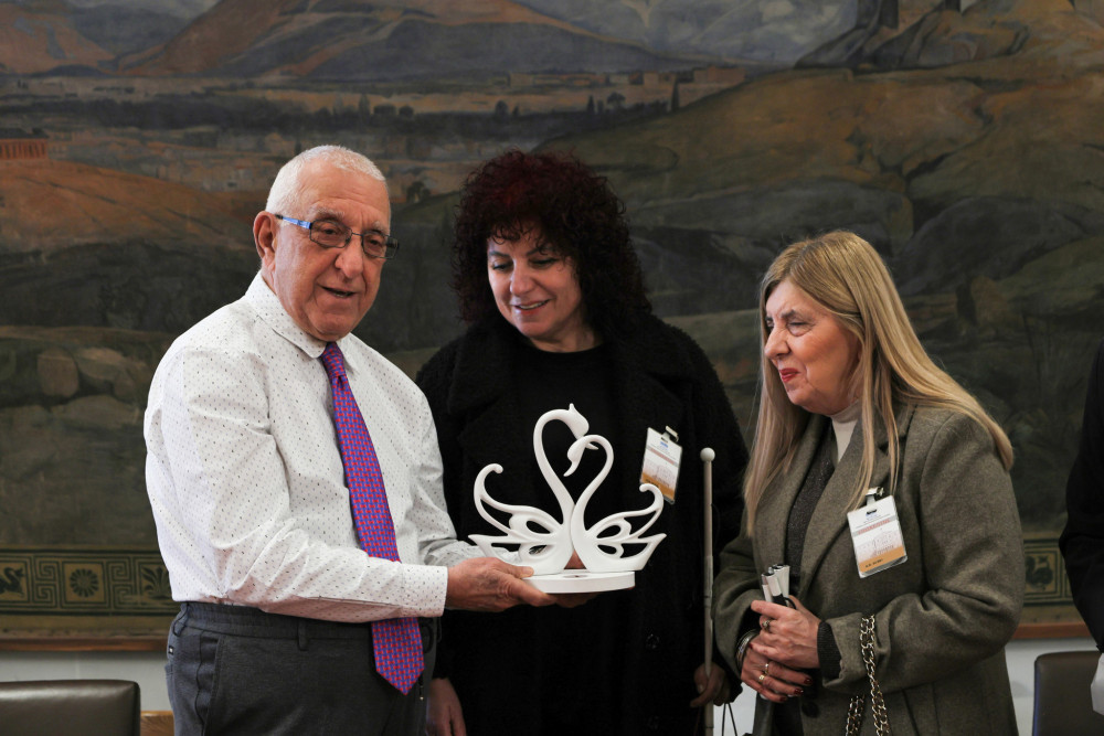 Βουλή: χρηματοδοτεί την κατασκευή 300 λευκών μπαστουνιών από τα εργαστήρια του Φάρου Τυφλών Ελλάδος