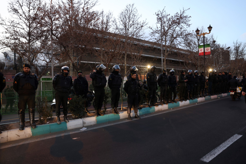 Η Βρετανία αποσύρει το διπλωματικό προσωπικό από το Ιράν