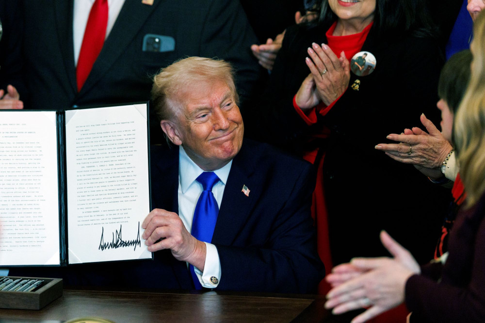 Σε ισχύ οι νέοι δασμοί 10% που ανήγγειλε ο Τραμπ