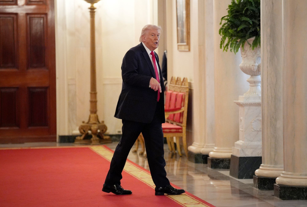 Ο Τραμπ προσπαθεί να μαζέψει τα... ασυμμάζευτα