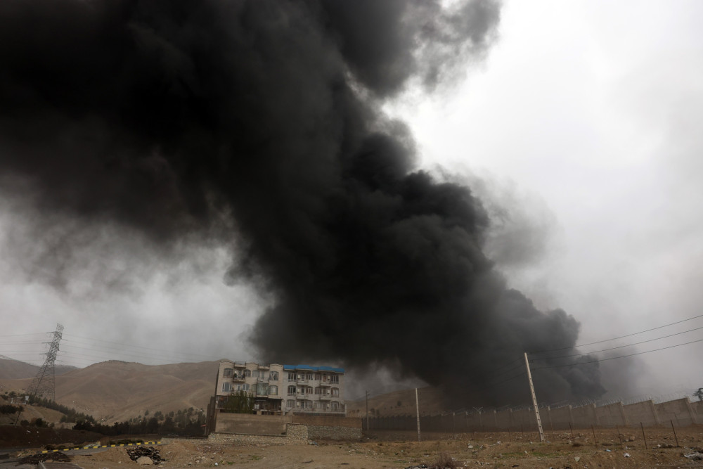 Πυκνό τοξικό νέφος πάνω από την Τεχεράνη μετά από ισραηλινό πλήγμα σε πετρελαϊκές εγκαταστάσεις (video)