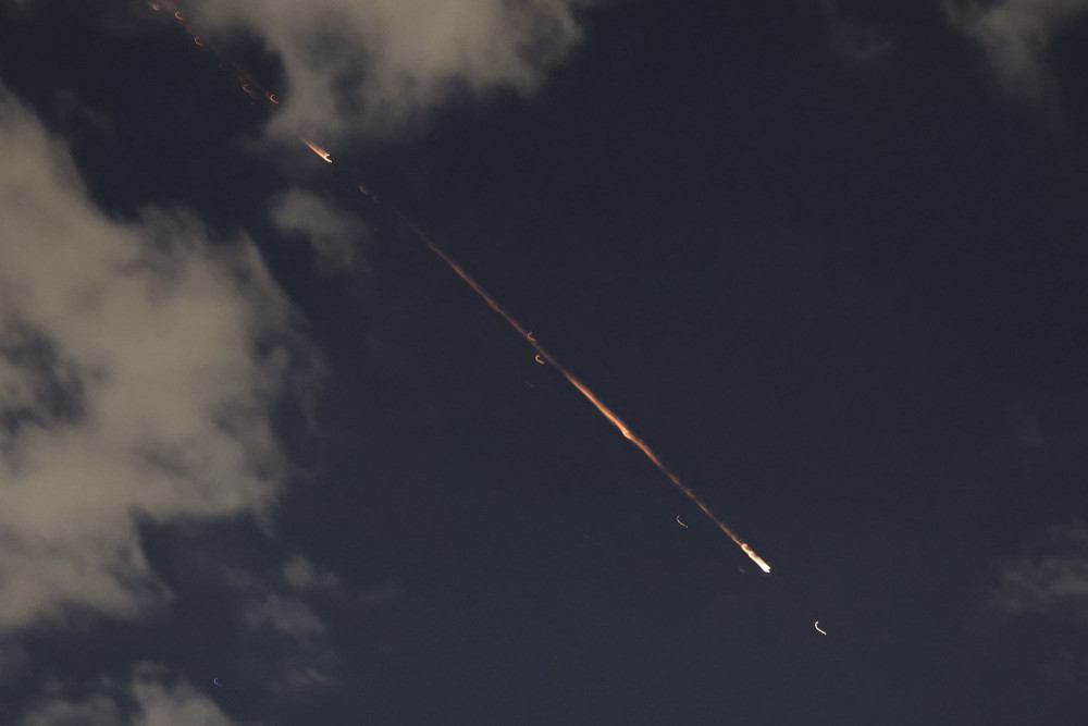 Ιράν: στοχοθέτησε ισραηλινές αεροπορικές βάσεις και τη Σιν Μπετ - Χτυπήματα σε υποδομές του Κόλπου και πλοία