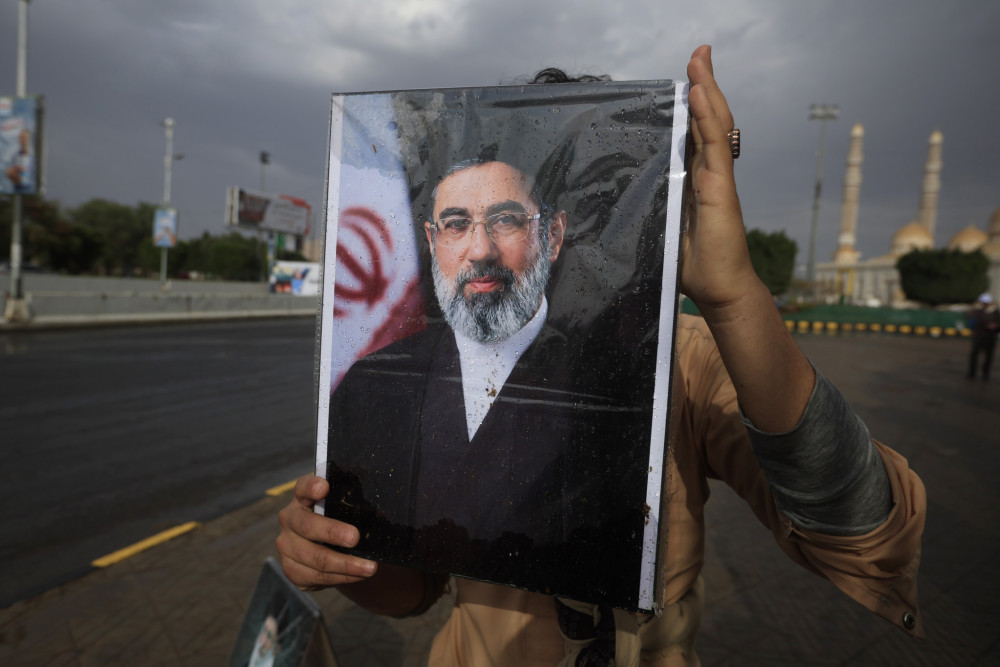 Ιράν: Καλά στην υγεία του ο Μοτζτάμπα Χαμενεΐ