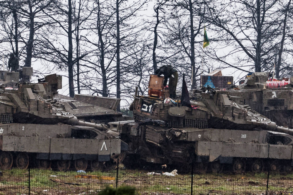 Το Ισραήλ κατέστρεψε αεροσκάφος του Αλί Χαμενεΐ - Εκρήξεις στην Τεχεράνη, χερσαίες επιχειρήσεις στον Λίβανο