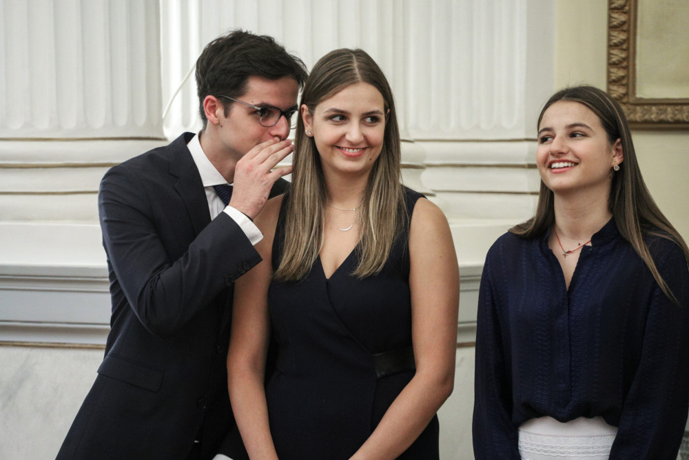 Σοφία Μητσοτάκη: Η αλήθεια για το ταξίδι από το Ομάν - Τα στοιχεία που διαψεύδουν το «ιδιωτικό τζετ»