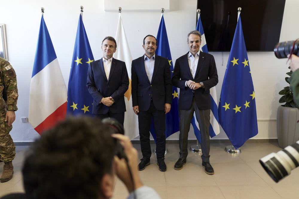 Ολοκληρώθηκε η τριμερής συνάντηση Μητσοτάκη, Μακρόν και Χριστοδουλίδη στην Κύπρο