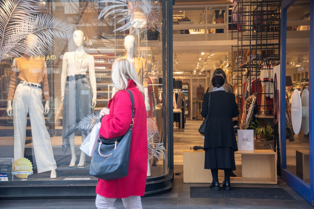 Το λιανεμπόριο μεταξύ χαμηλού τζίρου και ακάλυπτων επιταγών