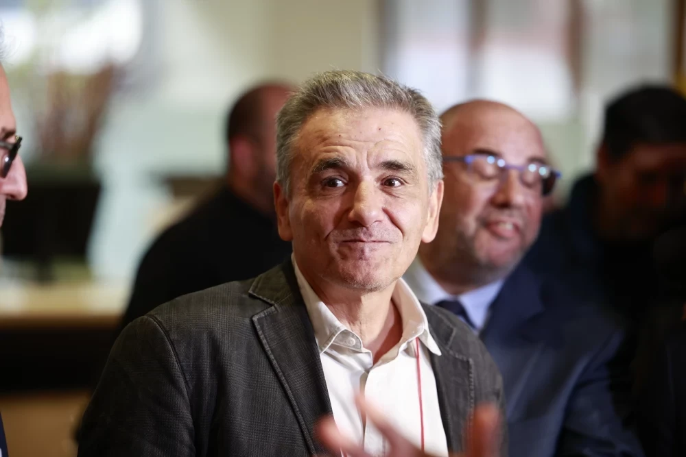 Η «προοδευτική» διακυβέρνηση: Ο Τσακαλώτος ζητάει αύξηση φόρων και μείωση αμυντικών δαπανών