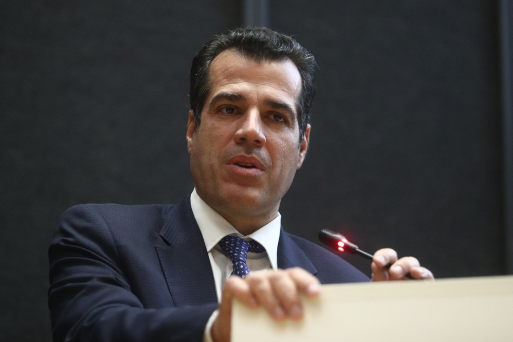 Θάνος Πλεύρης: Ανοιχτό το ενδεχόμενο απαγόρευσης της μπούρκας σε δομές μεταναστών