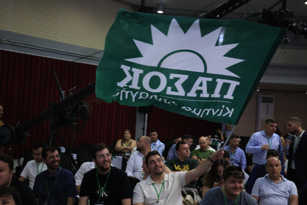 ΠΑΣΟΚ: με το δάχτυλο στη σκανδάλη οι δελφίνοι - Πώς διαμορφώνονται δυνάμεις και στρατόπεδα