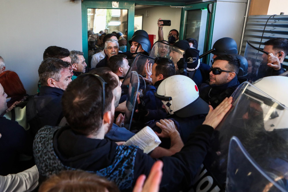 Επάγγελμα διαδηλωτής: η πλέρια δημοκρατία των ακραίων