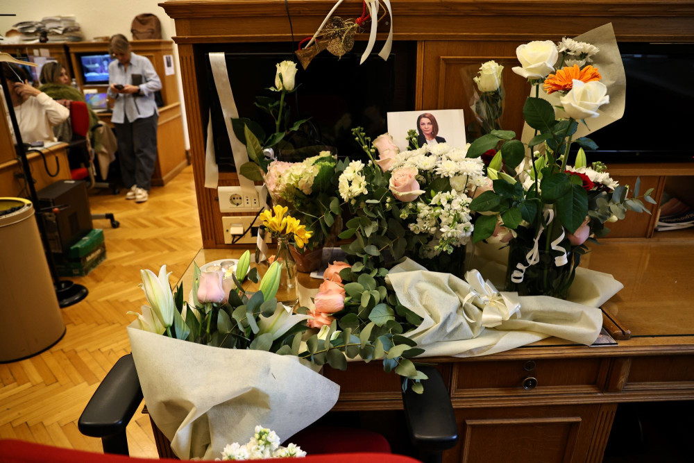 Αντιγόνη Πανέλλη: λευκό τριαντάφυλλο στο γραφείο της δημοσιογράφου άφησε ο πρωθυπουργός