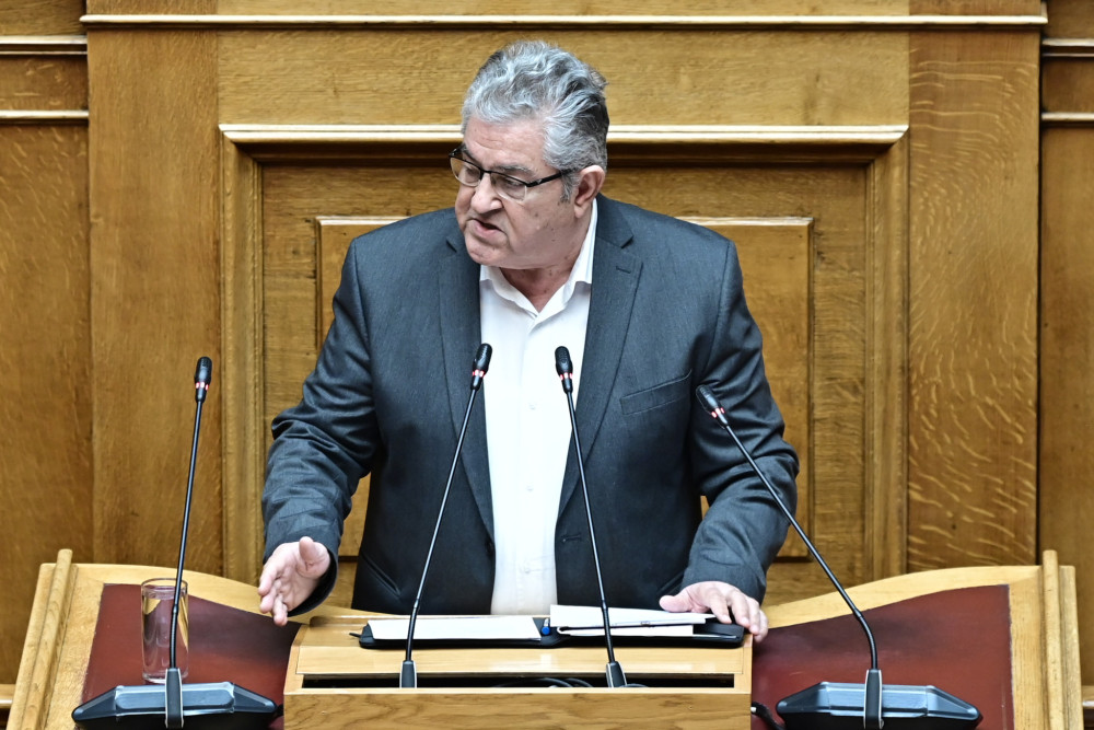 Κουτσούμπας σε ιδεολογικό ντελίριο: Βλέπει «ιμπεριαλιστές παντού» και ζητά να μείνει η Ελλάδα χωρίς βάσεις, στόλο και συμμαχίες