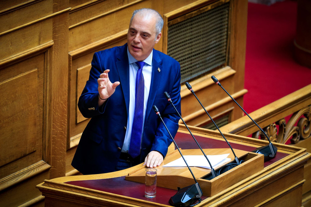 Ο Βελόπουλος διαμαρτύρεται ότι ο ανεξάρτητος βουλευτής Φλώρος τον αποκάλεσε «καράφλα»