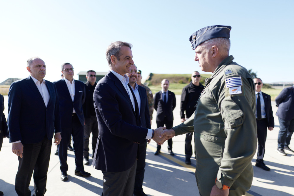 Ο Κυριάκος Μητσοτάκης συνάντησε τους πιλότους των ελληνικών F-16 που βρίσκονται στην Κύπρο