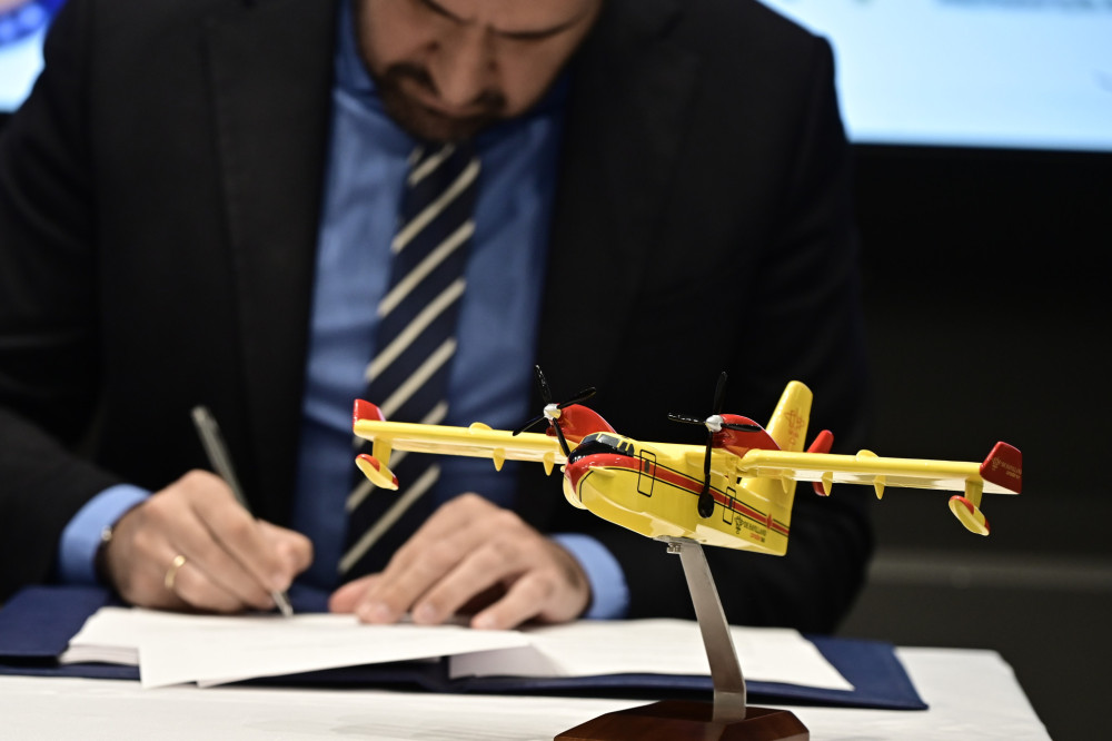 Υπεγράφη η συμφωνία για την αναβάθμιση των Canadair CL-415 - Κεφαλογιάννης: «Η Πολιτεία θα είναι πάντα έτοιμη»