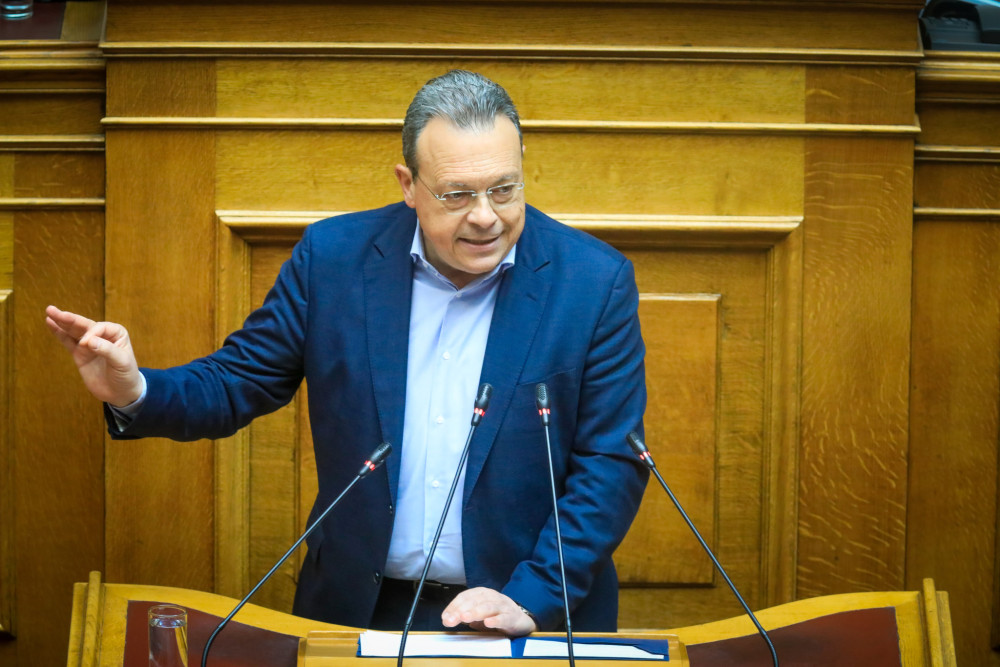 Φάμελλος σε ρόλο… ενεργειακού προφήτη: βλέπει «χαμένες ΑΠΕ» και μοιράζει ρεύμα σε 800.000 νοικοκυριά