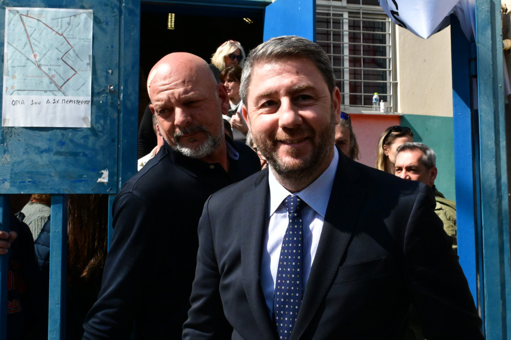 O Ανδρουλάκης μεταξύ κολλημένης βελόνας, δελφίνων και κόμματος Τσίπρα