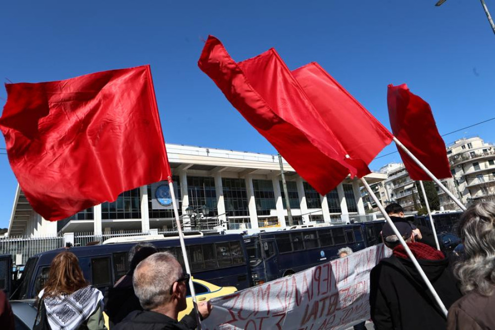 Σε πλήρη εξέλιξη συλλαλητήριο στην Αμερικανική Πρεσβεία για την επίθεση στο Ιράν