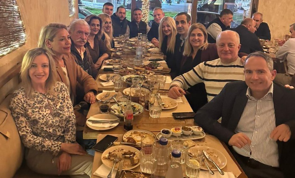 Γρηγόρης Δημητριάδης: Στη Νέα Σμύρνη με εκλεκτή «γαλάζια» παρέα και χαλαρή κουβέντα