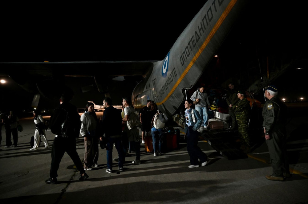 Επαναπατρίστηκαν 91 Έλληνες από τα ΗΑΕ - Συγκίνηση στην άφιξη του C-130 στην Ελευσίνα (photos)