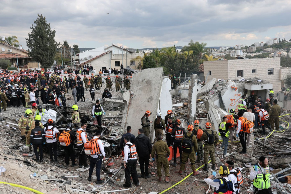 Μέση Ανατολή: πολύνεκρη ιρανική επίθεση σε πόλη του Ισραήλ - Συνεχή πλήγματα στην Τεχεράνη - Χτυπήθηκαν πλοία, απειλές κλιμάκωσης (video)