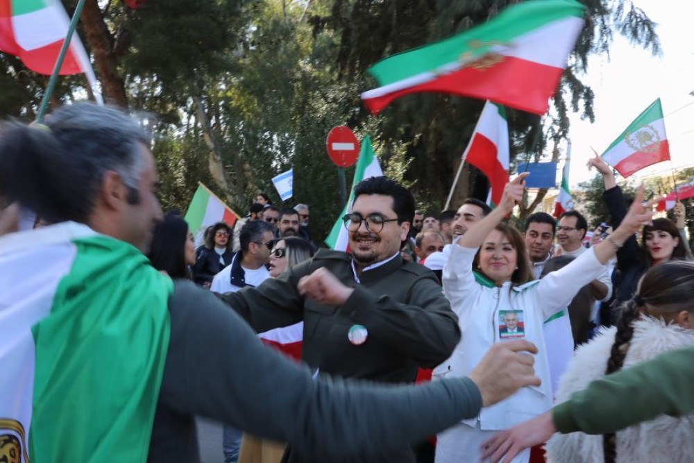 Πανηγυρισμοί και χοροί των Ιρανών έξω από την πρεσβεία τους, στην Αθήνα, μετά το τέλος του Αλί Χαμενεΐ (photos)