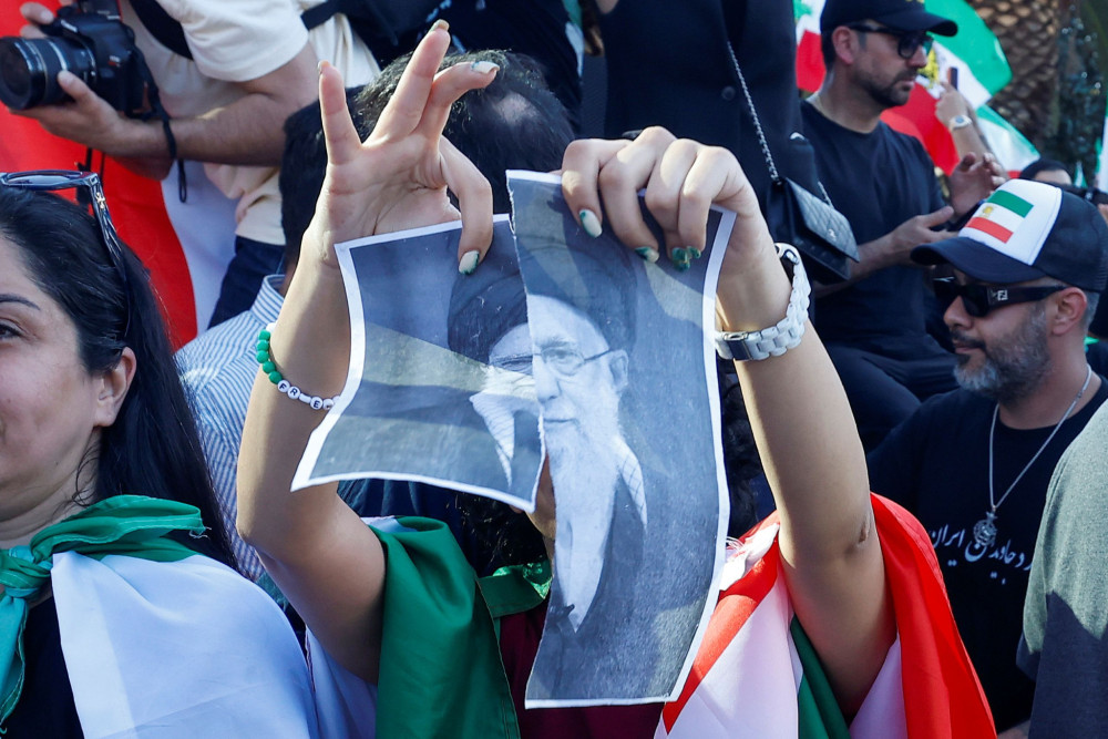 Ιράν: πανηγυρισμοί στην Τεχεράνη μετά τον θάνατο του Χαμενεΐ (video)