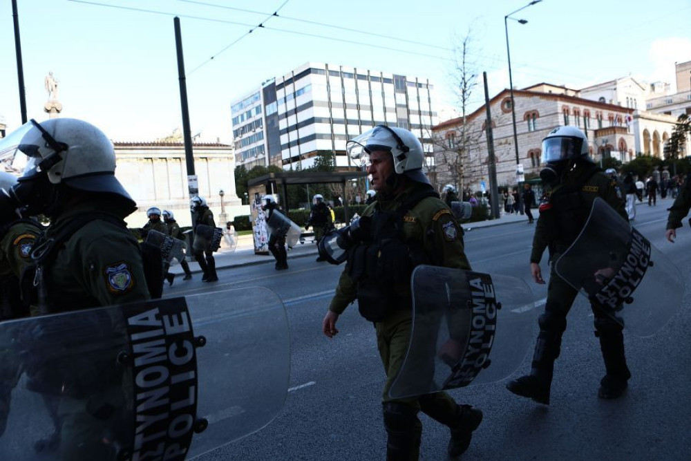 Σύνταγμα: 174 προσαγωγές και 11 συλλήψεις για τα επεισόδια μετά το συλλαλητήριο -  Με χημικά και χειροβομβίδες κρότου λάμψης απάντησε η αστυνομία