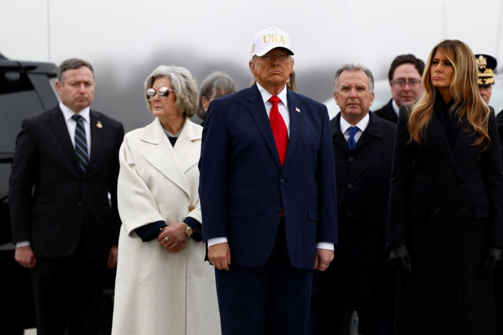Ντόναλντ Τραμπ: παρών στην τελετή υποδοχής των σορών 6 Αμερικανών στρατιωτών που σκοτώθηκαν στο Κουβέιτ - Δίπλα του η Μελάνια (photos & video)