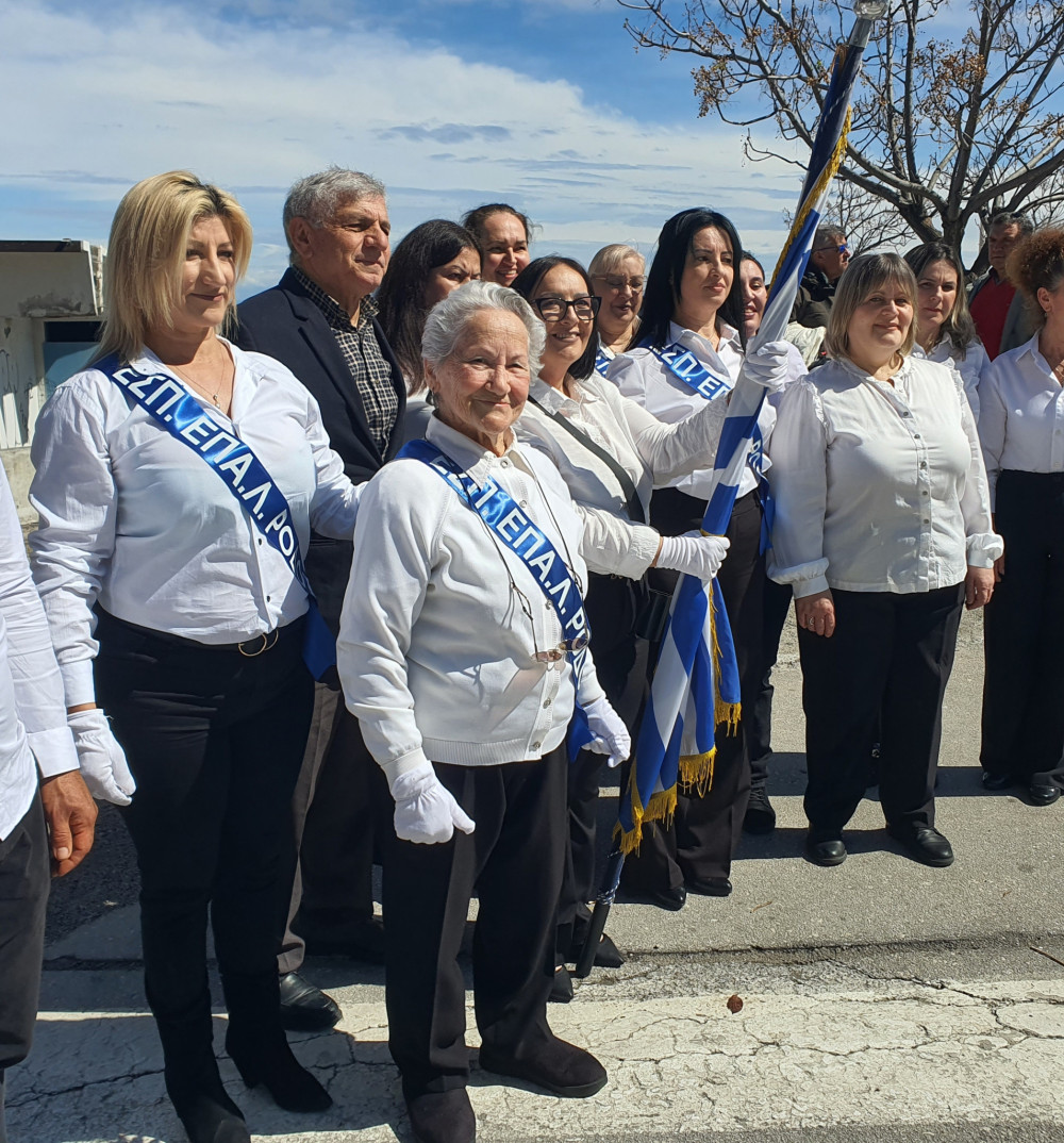 Ρόδος: 82χρονη μαθήτρια του Εσπερινού ΕΠΑΛ κλέβει την παράσταση στην παρέλαση (photos)