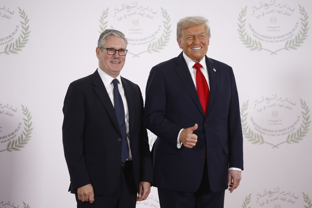 Επικοινωνία Τραμπ-Στάρμερ για τα Στενά του Ορμούζ