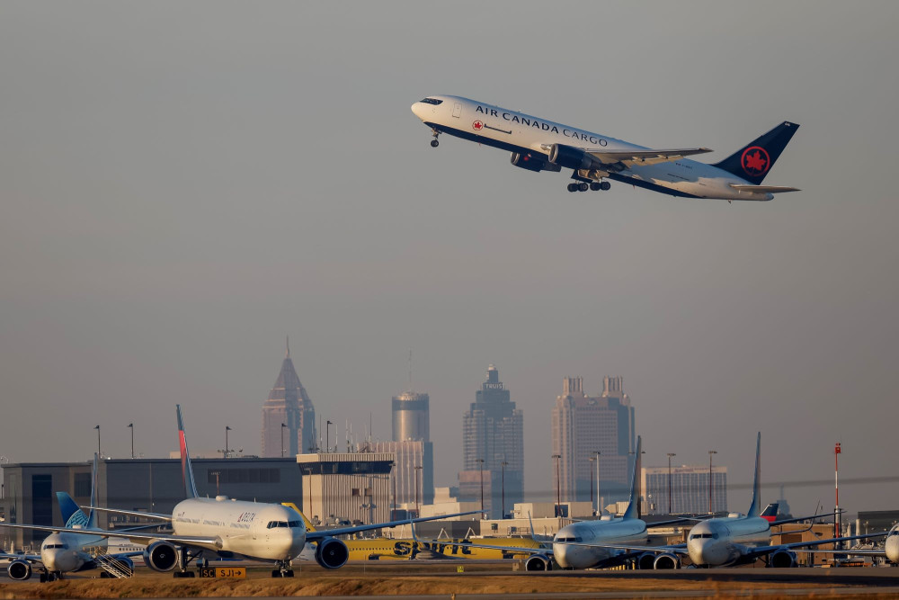 Nέα Υόρκη: αεροσκάφος συγκρούστηκε με όχημα σε αεροδρόμιο - Δύο νεκροί