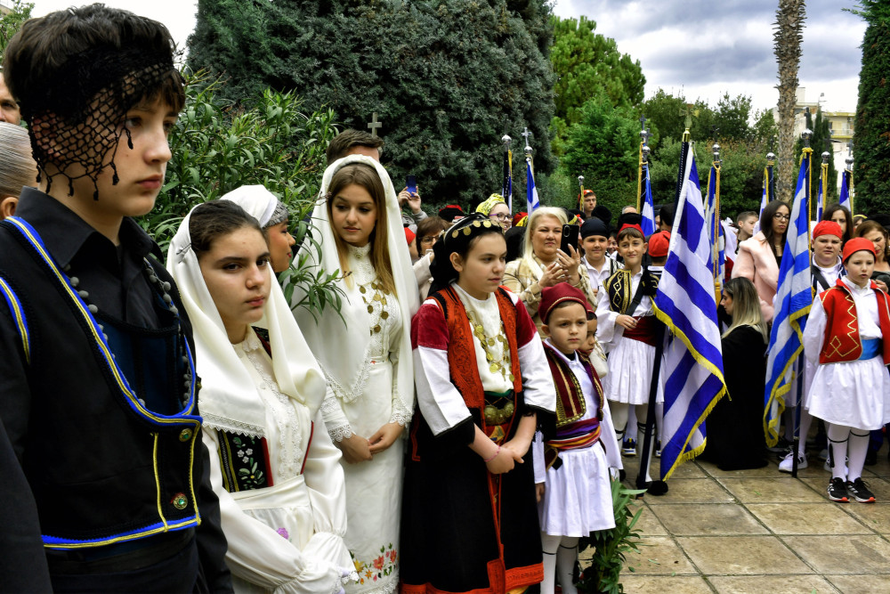 Μαθητές από πέντε σχολεία της Αττικής παρελαύνουν στη Γαύδο φορώντας παραδοσιακές στολές