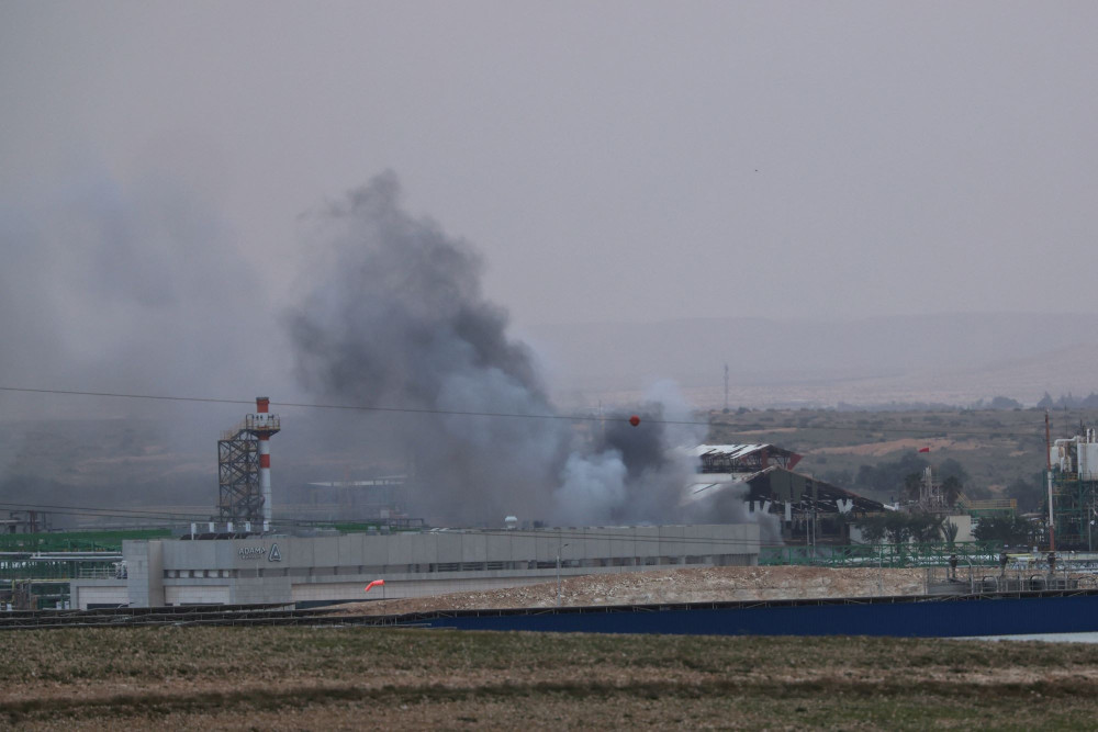 Χτυπήθηκε διυλιστήριο στη Χάιφα - Πλήγματα Ισραήλ σε ιρανικές εγκαταστάσεις κατασκευής πυραύλων
