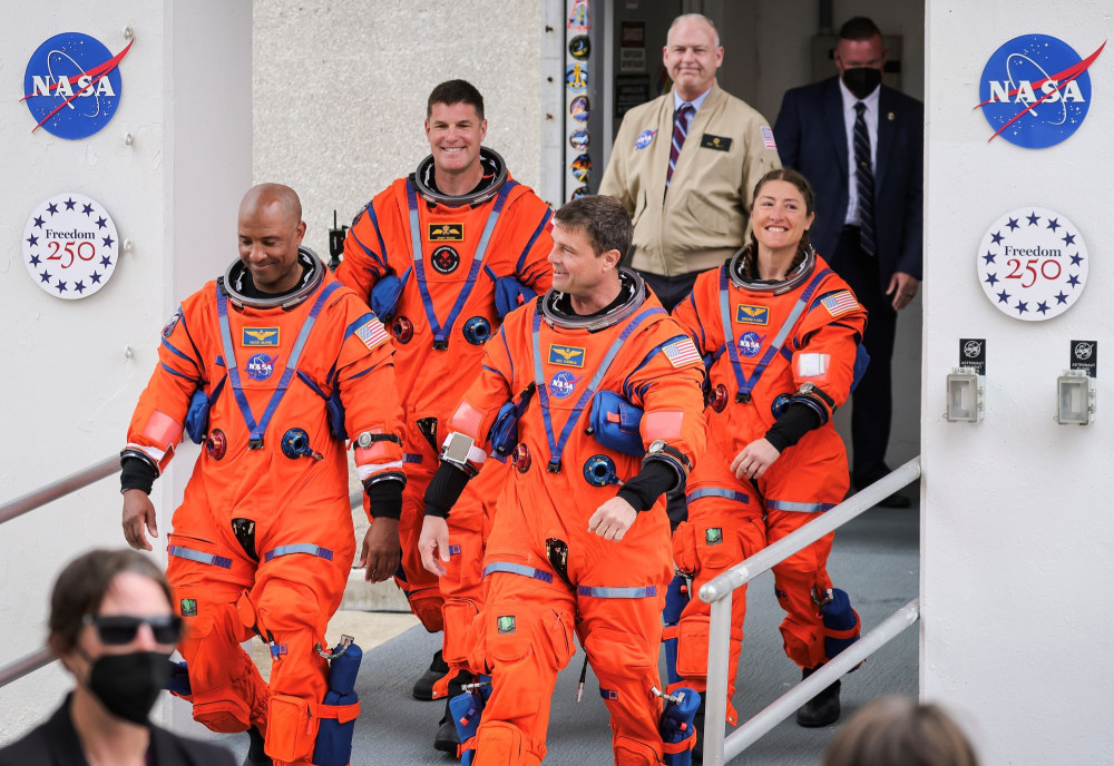 Eπιστρέφουν στη Γη οι αστροναύτες της αποστολής Artemis II - Τραμπ: Γράψατε ιστορία