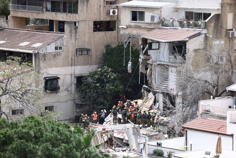 Επιθέσεις μεταξύ Ισραήλ και Ιράν λίγες ώρες πριν εκπνεύσει το τελεσίγραφο Τραμπ