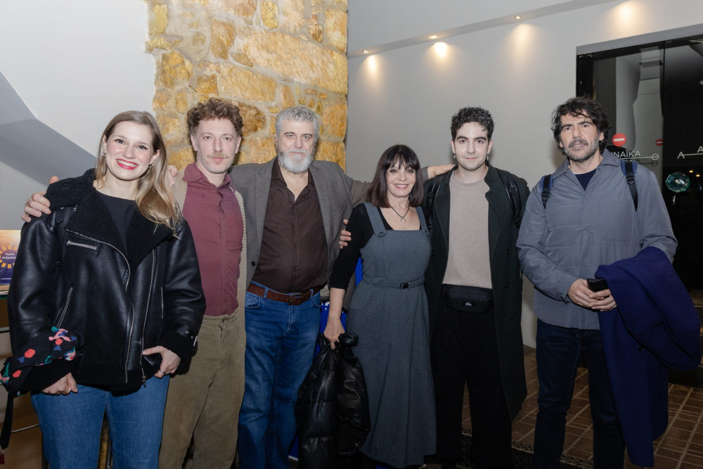 Θέατρο «Εμπορικόν»: Ηθοποιοί και καλεσμένοι της παράστασης «Ένα κάποιο κενό» μοιράζονται  άγνωστες στιγμές