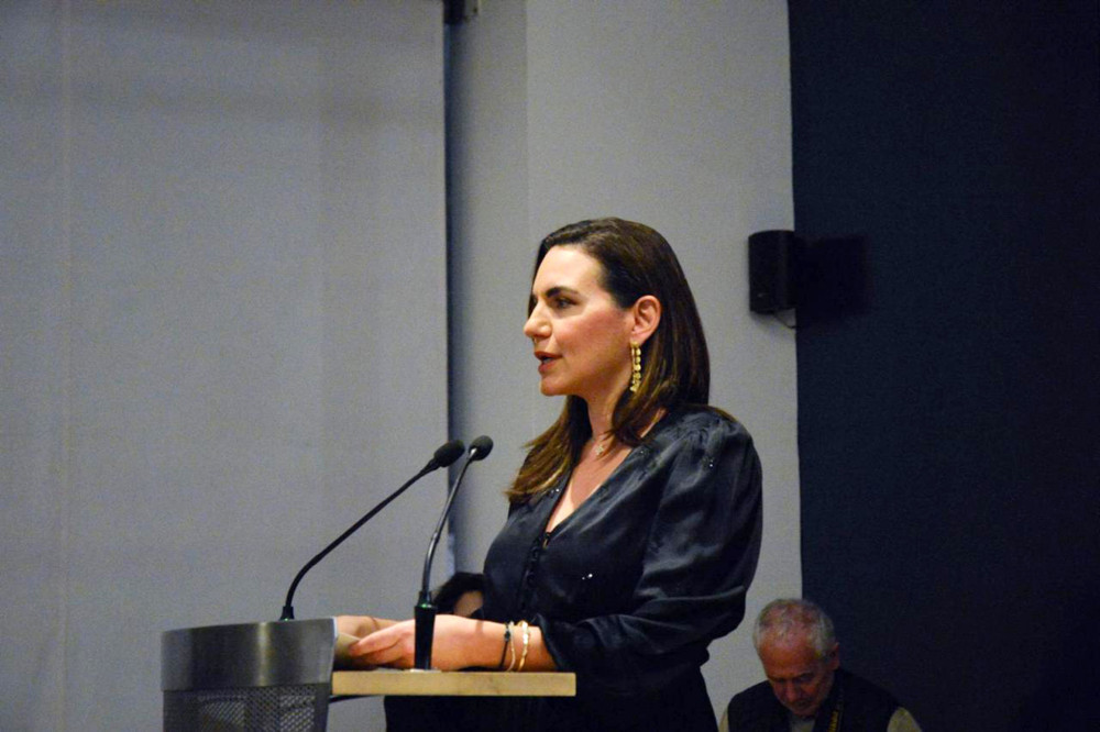 Η Όλγα Κεφαλογιάννη εγκαινίασε την έκθεση για τον Stephen Antonakos στο Ίδρυμα Θεοχαράκη