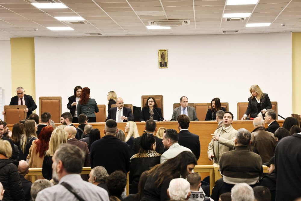 Δίκη για τα Τέμπη: διακοπή για την 1η Απριλίου - Κατάμεστη η αίθουσα και ένταση στη Λάρισα