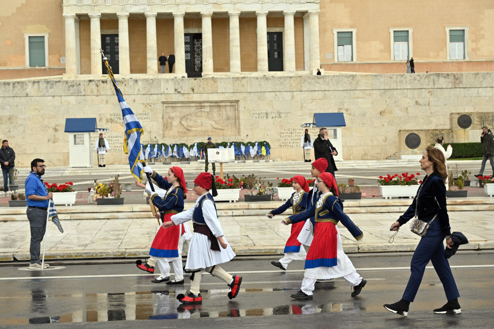 Ολοκληρώθηκε η μαθητική παρέλαση στο Σύνταγμα - Άνοιξε το μετρό