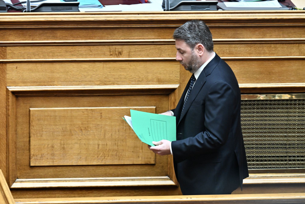 Η «ξυλολιάδα» του ΠΑΣΟΚ: τα περί παρακολουθήσεων και ο κουβάς του Ανδρουλάκη