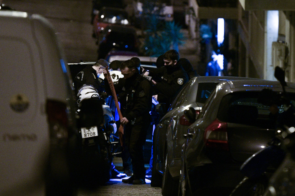 Έκρηξη από γκαζάκια στην είσοδο πολυκατοικίας στου Ζωγράφου