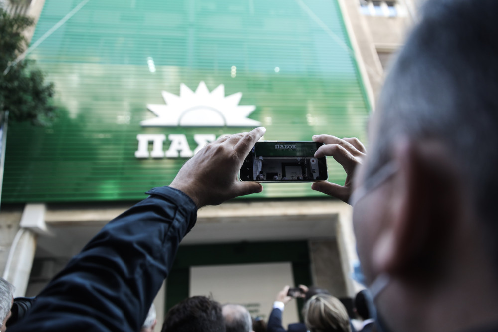 Στο ΠΑΣΟΚ ανακάλυψαν γιατί είναι κολλημένη η βελόνα - τώρα ψάχνουν τη μία... ψήφο