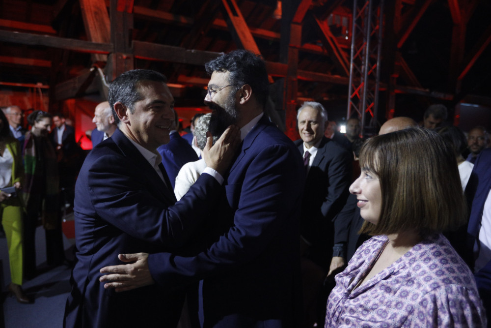 Διαλυθείτε ησύχως: υπό κατάρρευση η αριστερή πολυκατοικία