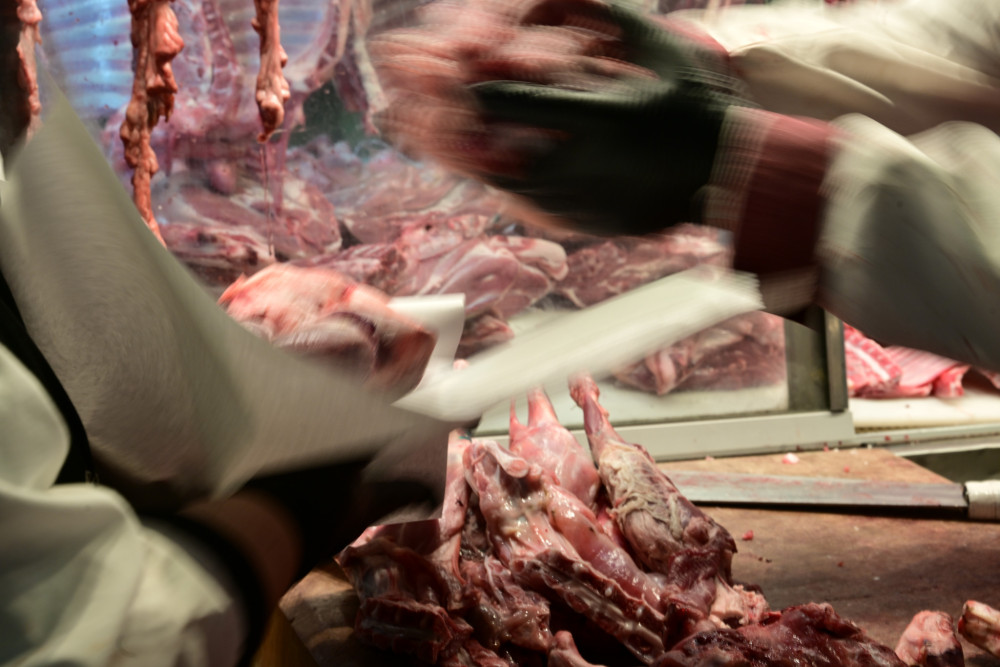 «Φανερός δείπνος»: η Ένωση Άθεων διοργανώνει δείπνο κρεατοφαγίας τη Μ. Παρασκευή, σε 4 πόλεις